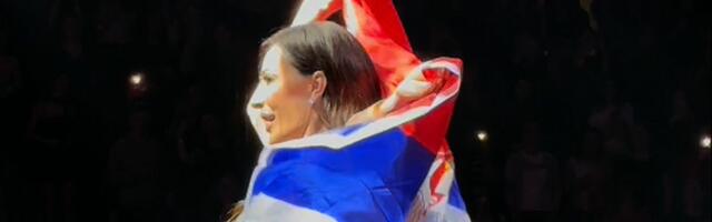 "Ajmo, narode!" Ceca u Zrenjaninu zapevala pesmu posvećenu Arkanu, pa pred svima pokazala na šta je ponosna