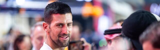 Kakvu padel ekipu ima Đoković! Novak uslikan sa četiri devojke, ne zna se koja je lepša! /FOTO/