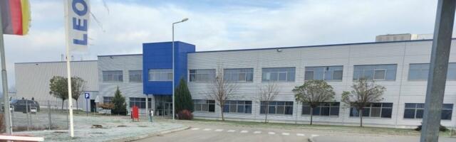 (FOTO) Mašine se demontiraju, prevoznici čekaju da ih voze za Italiju, a slikanje je zabranjeno: Fabrika Leoni u Malošištu posle zatvaranja