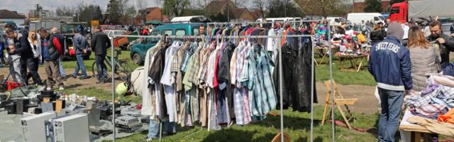 Fotografija sa buvljaka u Nišu nasmejala sve: "Gospodin" sedi u stolici i čeka kupca, niko ne može da mu odoli