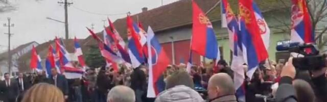 Građani koji su dočekali Vučića i Pelegrinija kažu da su iz Bačkog Petrovca - lokalni novinari ih ne prepoznaju