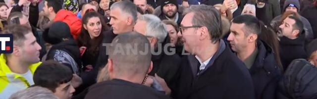 Vučić obilazi božićno seoce ispred Narodne skupštine