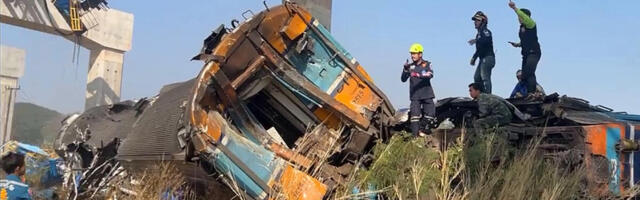 KRAN PAO NA VOZ, PRESEKAO GA NA POLA! Broje se mrtvi nakon strašne nesreće na Tajlandu, jezivi prizori (VIDEO)