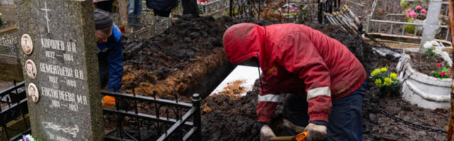 KAKO SE SAHRANJUJU UPOKOJENI ZA VASKRS I TOKOM SVETLE SEDMICE: Razlike su značajne, a evo i šta se prvo radi u domu pokojnika