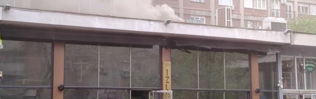 BUKTI POŽAR U CENTRU BEOGRADA! Gori poznati kafić, ljudi hitno evakuisani, crni dim kulja sa krova (VIDEO)