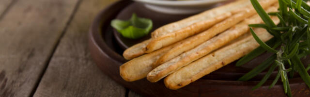 Spremaćete ih manje od sat vremena, a smazaće te ih za pet minuta: Štapići sa maslinama od pet sastojaka