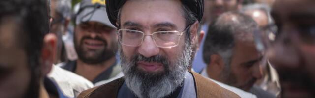 IRANSKI AJATOLAH IDE NA PLASTIČNU OPERACIJU? Hamnei imao tri operacije noge, možda će mu biti potrebna proteza! Još nije viđen u javnosti!