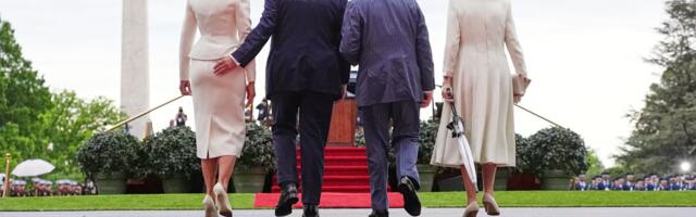 Neprijatan trenutak sa Melanijom tokom posete kralja Čarlsa III: Da li je zaista to uradio? Procenite sami!