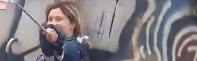 Ludosti blokadera nemaju kraj! Posle zviždanja vozovima sada se kače na vagone (VIDEO)