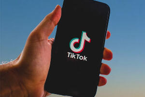 Европска комисија забранила службеницима Тик-ток на службеним телефонима