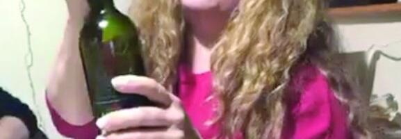 ŠTA SE DEŠAVA SA NAŠOM PEVAČICOM NAKON TRAGEDIJE?! Komšije ispred zgrade otkrile ISTINU o njenom životu, ovako se zaista ponaša!