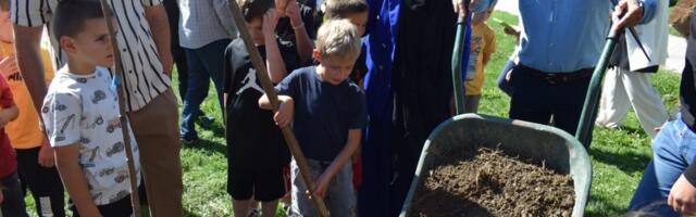 Dan mira u Sjenici: Camović zasadila “drvo mira” sa mališanima