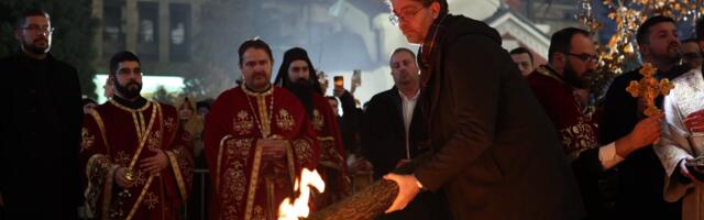 Tradicionalno paljenje badnjaka u porti Saborne crkve u Kragujevcu (VIDEO)