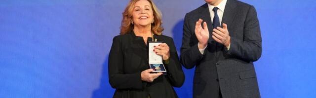 Bekuta nije jedina: Vučić odlikovao još dvoje estradnih umetnika