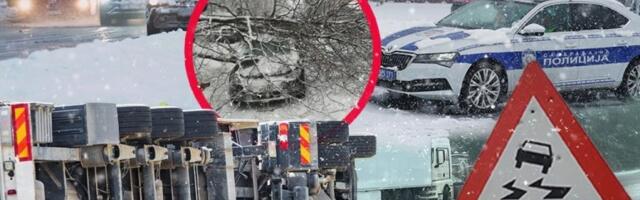 POVRATAK SA ODMORA SE PRETVORIO U AGONIJU! Divčibare i Zlatibor u potpunom blokadi: Pola metra snega okovalo automobile, ljudi satima stoje u mestu!