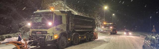 SEDAM KAMIONA AKTIVIRANO NA ZLATIBORU! Sneg veje, putevi prohodni - evo gde se sve zabelelo (VIDEO)