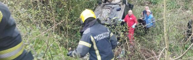 Automobil sleteo sa puta, povređenu ženu izvlačili vatrogasci (FOTO)