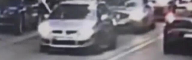 Блокадерка поцепала српску заставу (ВИДЕО)