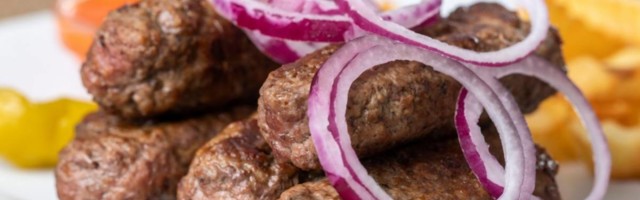 Džejmi Oliver otkrio kako pravi ćevape: obavezno ih jede uz ajvar, a ovo je njegov recept