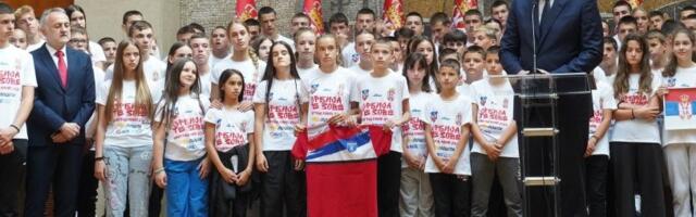 Predsednik Vučić sa učesnicima kampa "Srbija te zove 2023" - Nemojte da sanjate male snove!