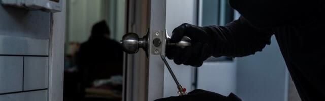 Kako da ZAŠTITITE KUĆU OD PROVALNIKA dok ste na letovanju? 7 sjajnih tirkova koji će odvratiti lopova od ulaska u vaš dom