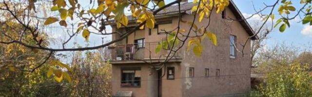 Dragan prodaje kuću od 40 kvadrata za 39.000 evra! Nalazi se na velikom placu u prirodi, ima grejanje, nameštena je