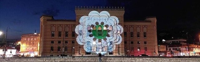 Sarajevska Vijećnica osvijetljena u čast nevinih žrtava genocida