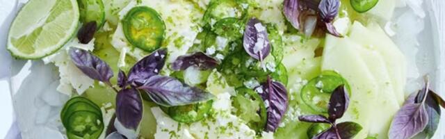 Kiselo-slatka salata sa dinjom, feta sirom, halapenjo paprikom i limetom