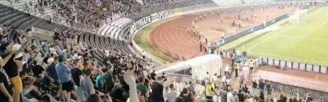NAVIJAČI POSLALI JASNU PORUKU! Uprava Partizana ponovo na udaru vatrenih pristalica crno-belog kluba! (VIDEO)