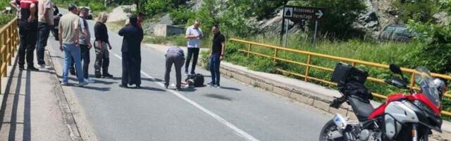 Užas kod Priboja! Muškarac izašao iz autobusa da pređe put, pokosio ga motor (FOTO)