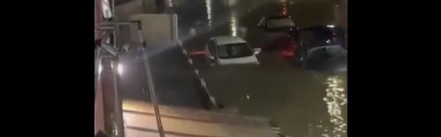 Stravična oluja potopila automobile, kiša ne prestaje da pada, bujica sve nosi (VIDEO)
