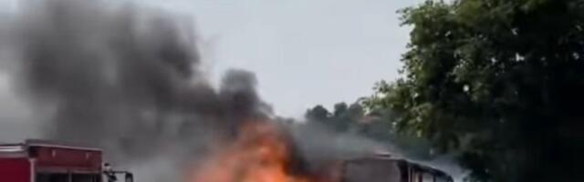 Velika drama na putu Brus-Aleksandrovac: Vatra progutala čitav autobus (VIDEO)