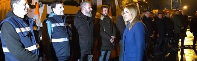 DOK VEĆINA SLAVI, ONI SU NA ULICAMA, U AUTOBUSIMA - PO MRAZU, KIŠI, SNEGU... Ministarka Stamenkovski uoči Nove godine posetila radnike GSP i Beograd puta
