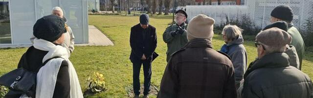 Polaganjem venca kod Banovine gde je nekad bio spomenik obeležena godišnjica rođenja i smrti Vase Stajića