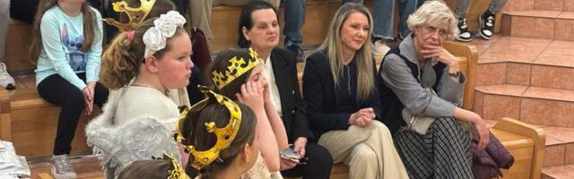 Dijaspora ne zaboravlja Srbiju: U Kruševcu održana uskršnja akcija darivanja dece u crkvi Lazarica (FOTO)