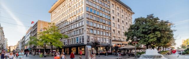MREŽE GORE Devojka usred Knez Mihailove šeta dečka na POVOCU (FOTO)