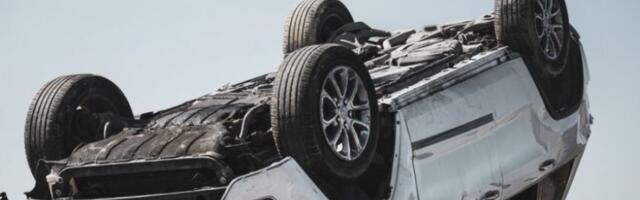 TINEJDŽER TEŠKO POVREĐEN! Jeziva nesreća u Kaću: Automobil završio na krovu! (FOTO)