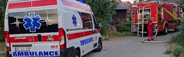 Drama u Zemunu: Muškarac pao sa drugog sprata zgrade, "dočekao" ga sims, a onda...