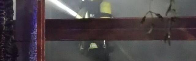 POŽAR NA ŽELEZNIČKOJ STANICI U KRAGUJEVCU: Vatrogasci se žestoko borili sa vatrenom stihijom (FOTO)