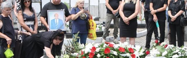 Mala Cana napravila haos na sahrani, pa se ovim rečima obratila pokojnom suprugu: "Čekaj me" (VIDEO)