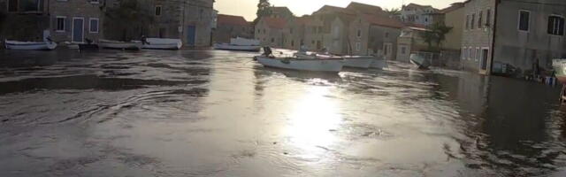 METEOROLOŠKI FENOMEN POGODIO OVO MESTO, SVE SE DESILO U SEKUNDI: Ljudi sedeli i pili kafu, a onda je počela OPŠTA BEŽANIJA (FOTO/VIDEO)