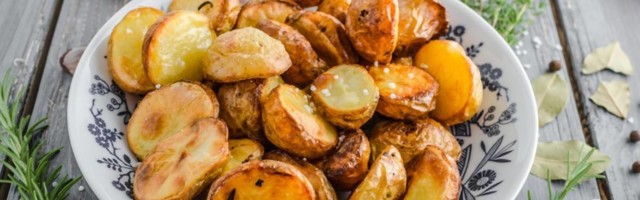 Savršeno hrskav i pikantan krompir možete da dobijete samo ako mu dodate sastojak koji svako ima u kuhinji