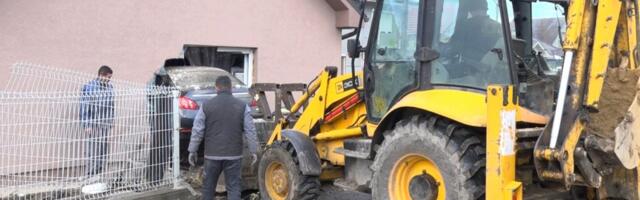 Pijani vozač automobilom probio ogradu i uleteo u kuću u Šapcu