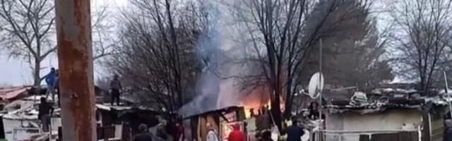 Požar u romskom naselju! Brzom akcijom vatrogasaca sprečeno širenje vatrene stihije