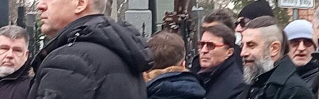 Jovan Memedović vidno utučen stigao na sahranu Milorada Milinkovića: Voditelj došao da isprati prijatelja na večni počinak (FOTO)
