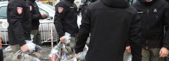 DIRLJIV PRIZOR U DEČIJOJ BOLNICI U NOVOM SADU! Pripadnici Žandarmerije obradovali mališane paketićima i ulepšali dan najmlađima (foto)