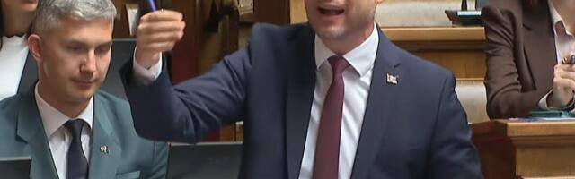 SKANDAL U SKUPŠTINI! Miroslav Aleksić brani Aljbina Kurtija, tvrdi da se Srbi sele sa KiM - zbog Srba a ne zbog Kurtijevig terora (VIDEO)