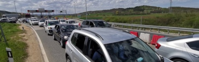 HAOS NA MILOŠU VELIKOM! Autoput zakrčen vozilima, na naplatnim rampama KILOMETARSKE KOLONE/VIDEO/