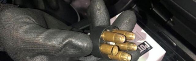 MISTERIJA JEDNE ČAURE Prizor u skupom "mercedesu" ostavio carinike u čudu