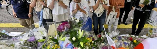 CEO JAPAN TUGUJE! ABEOVI SUNARODNICI ODAJU POČAST ubijenom političaru: Donose cveće, pale sveće, mole se za njegovu dušu!